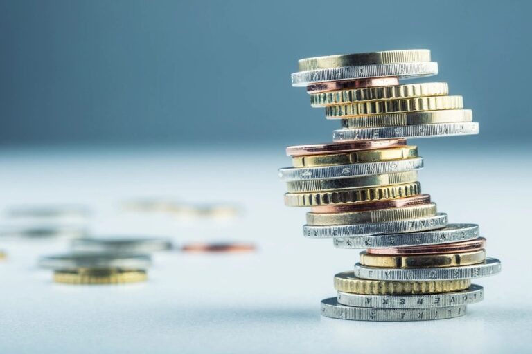 a picture of a stack of quarters